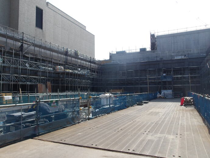 写真:体育館棟基礎部分のコンクリート打設作業を行っていました。