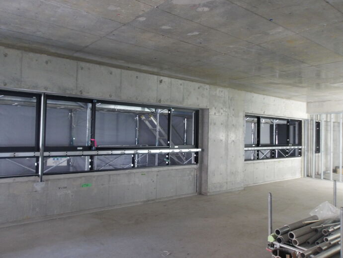 写真: 校舎棟屋上階部分の配筋型枠作業を行っていました。