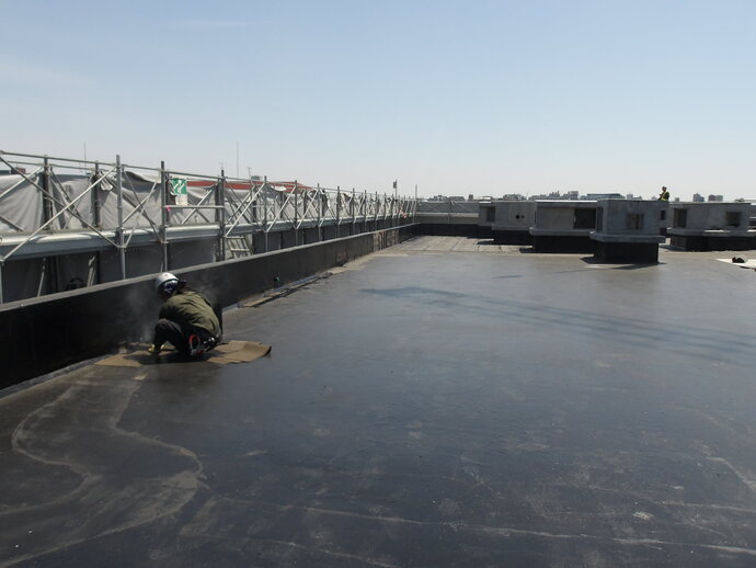 写真:校舎棟屋上部分の防水作業を行っていました。