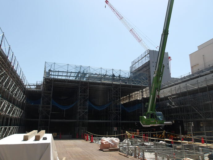 写真:体育館棟の鉄骨屋根設置作業を行っていました。