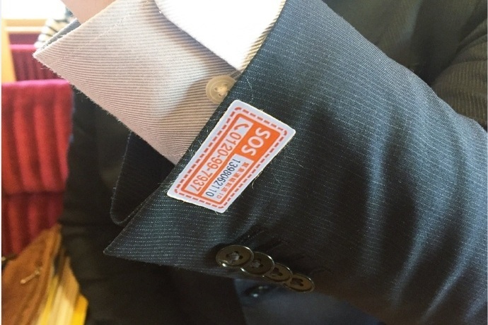 ただいまシールを袖口に貼った写真