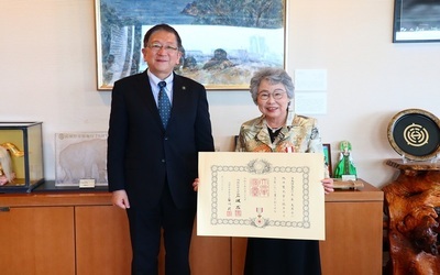5月2日 金曜日叙勲受章者土屋美恵子氏来訪・旭日双光章（地方自治功労)の写真