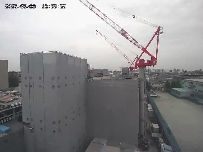 写真：現場にて躯体工事を行っています。