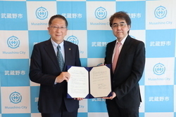 写真：協定締結書を取り交わした小美濃市長と公益財団法人日本棋院武宮理事長