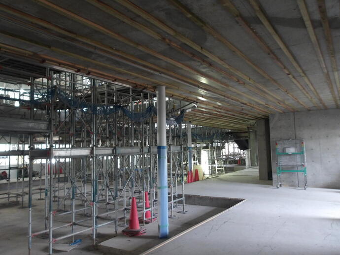 写真:校舎棟2階部分の天井下地作業を行っていました。