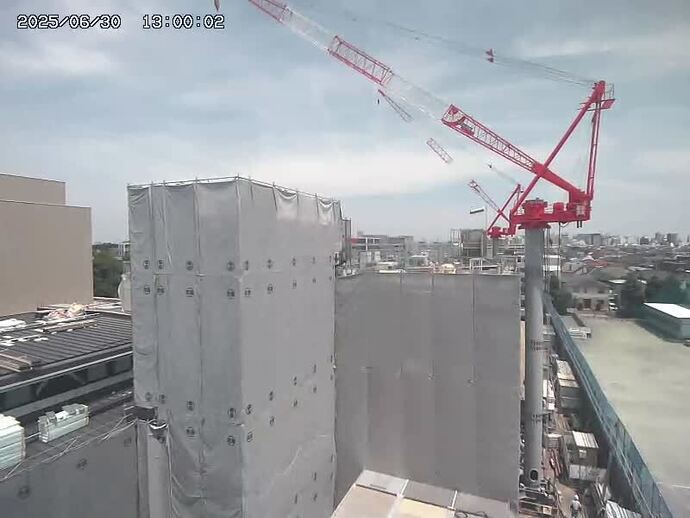 写真：現場にて躯体工事を行っています。