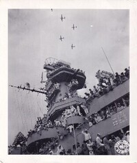 写真：戦艦ミズーリ号上を飛ぶB－29