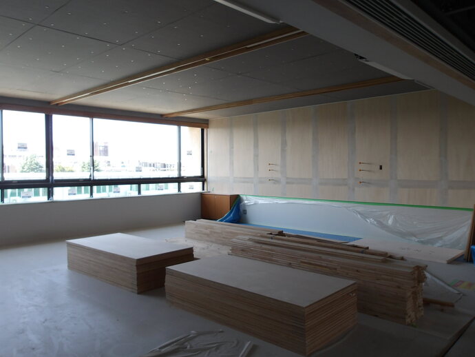 写真:校舎棟2階部分の天井下地作業を行っていました。