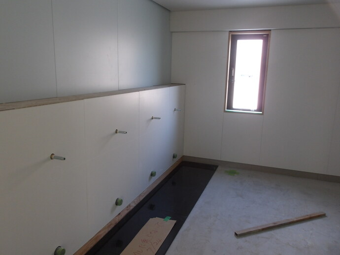 写真:校舎棟トイレ部分の内装作業を行っていました。