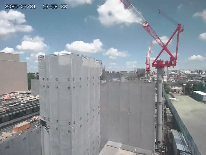 写真：現場にて内装工事を行っています。