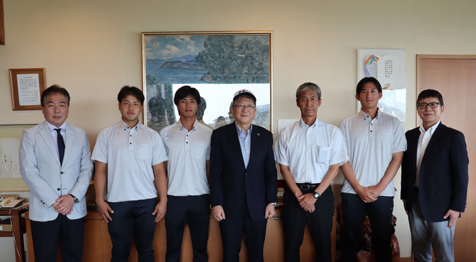 亜細亜大学野球部の齊藤汰直投手、山城京平投手、前嶋藍捕手の3名の代表選手、正村硬式野球部監督、寺尾学部長が市長を表敬訪問