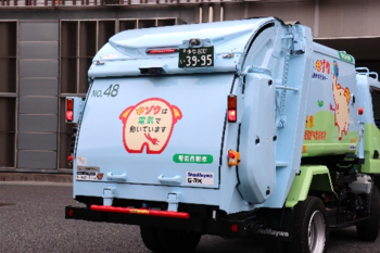 写真：EVごみ収集車（後方）