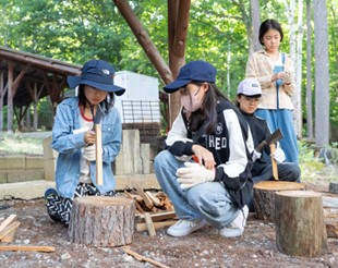 サブリーダー 薪割りの様子