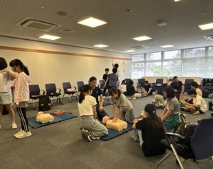 リーダー救急法の実習の様子