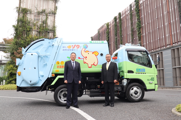 EVごみ収集車の出発式の写真