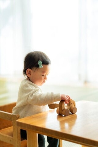 写真：ゾウのおもちゃで遊ぶ子ども ゾウのおもちゃ 握る、音を鳴らすなど、遊び方はいろいろ