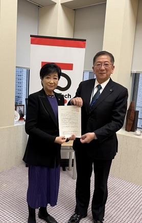 写真：小池百合子東京都知事（左）に要望書を手渡す小美濃安弘市長（右）