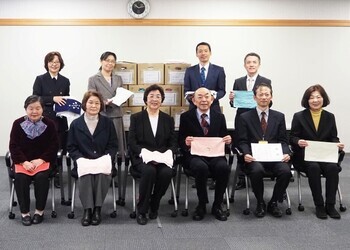 写真：昨年の寄贈式の様子