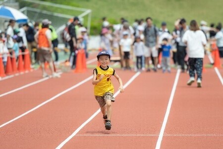 写真：競技場で走る子どもの様子