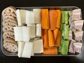 写真：一口大にした材料 左かられんこん、だいこん、にんじん、ブロッコリー、ベーコン