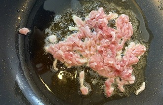 写真：豚こま肉を炒める様子