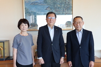表敬訪問時の（左から）宮下新会長、小美濃市長、秋本前会長の写真