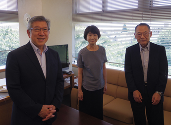 表敬訪問時の（左から）吉原教育長、宮下新会長、秋山前会長の写真