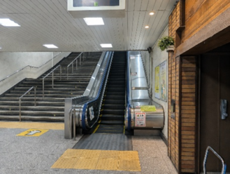 写真：三鷹駅北口エスカレーター