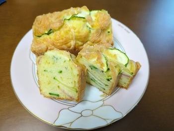 地場野菜とその野菜を使った料理の写真