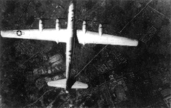 白黒写真：B-29爆撃機と中島飛行機武蔵製作 所への空襲（米国立公文書館所蔵）